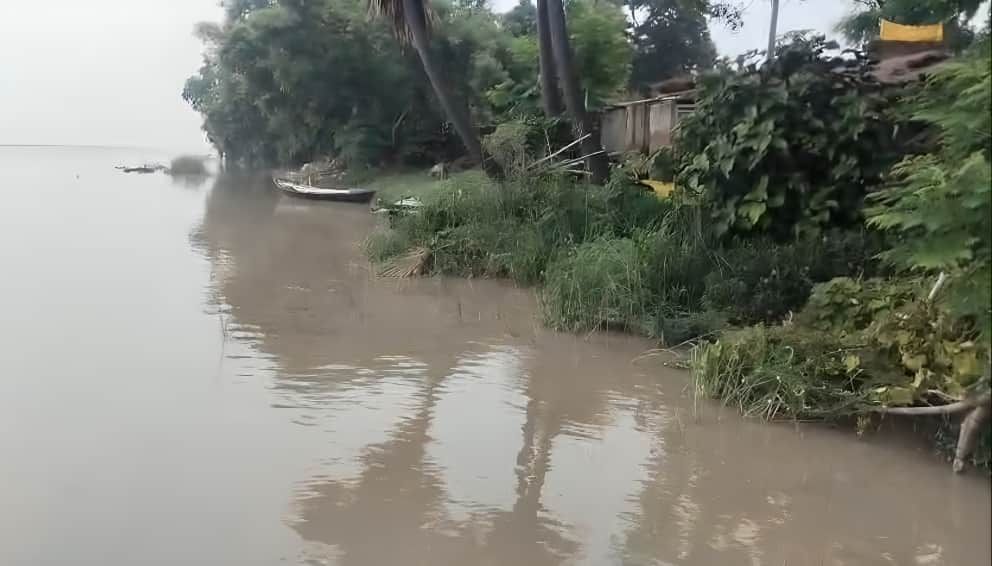 .टांडा क्षेत्र के फूलपुर गांव के किनारे घरों तक पहुंचा सरयू नदी का बढ़ता जलस्तर।वीडियोग्रैब