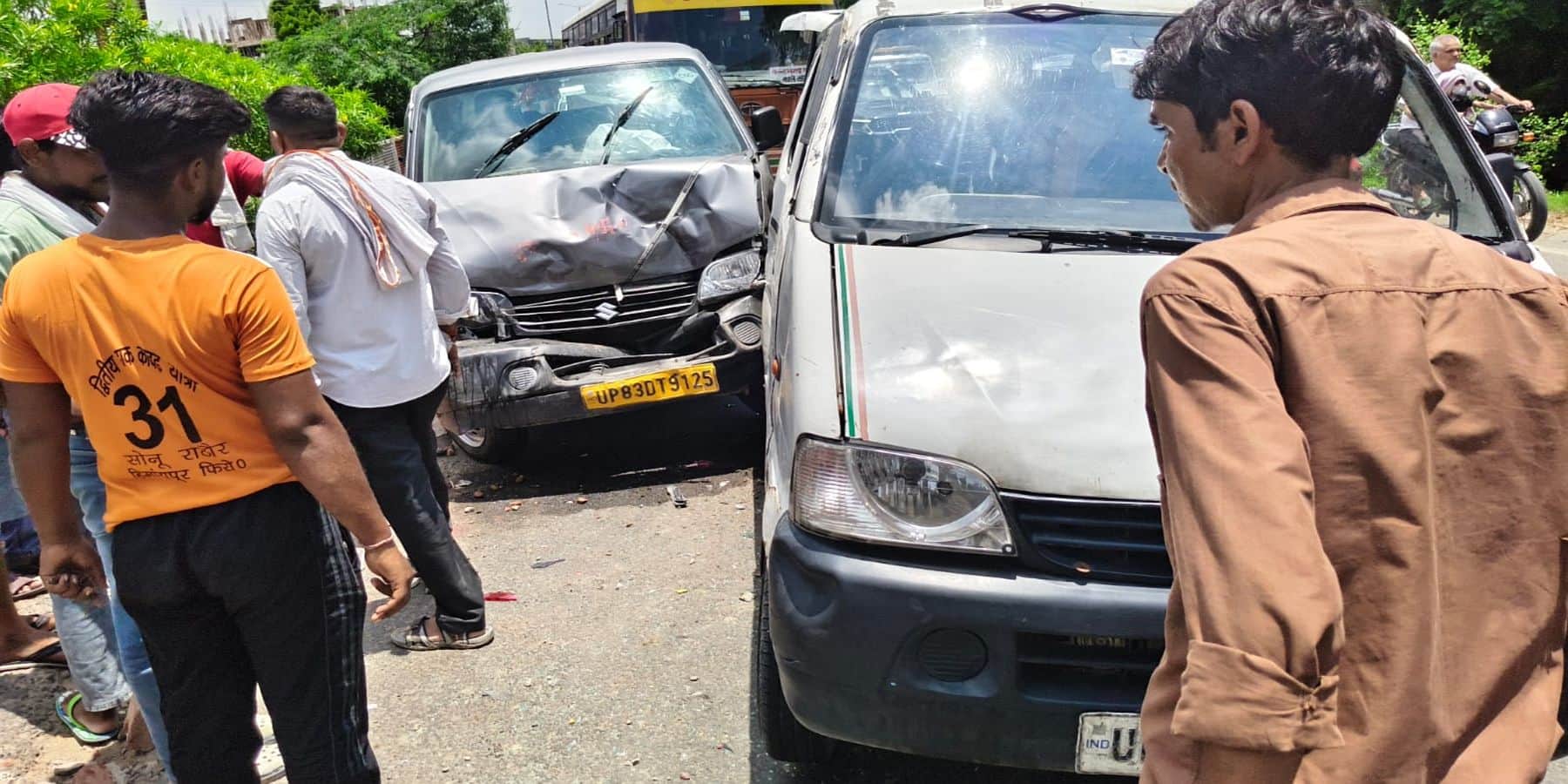 टूंडला के जरौली कट पर हादसे के बाद खड़ वाहन व लोगपुलिस