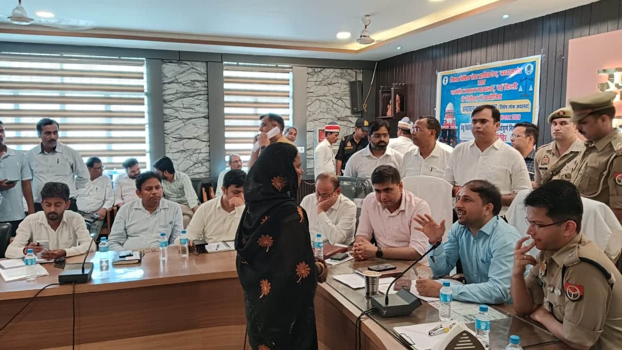 तहसील दिवस पर सुनवाई करते डीएम गौरव सिंह सोगरवाल व अन्य।