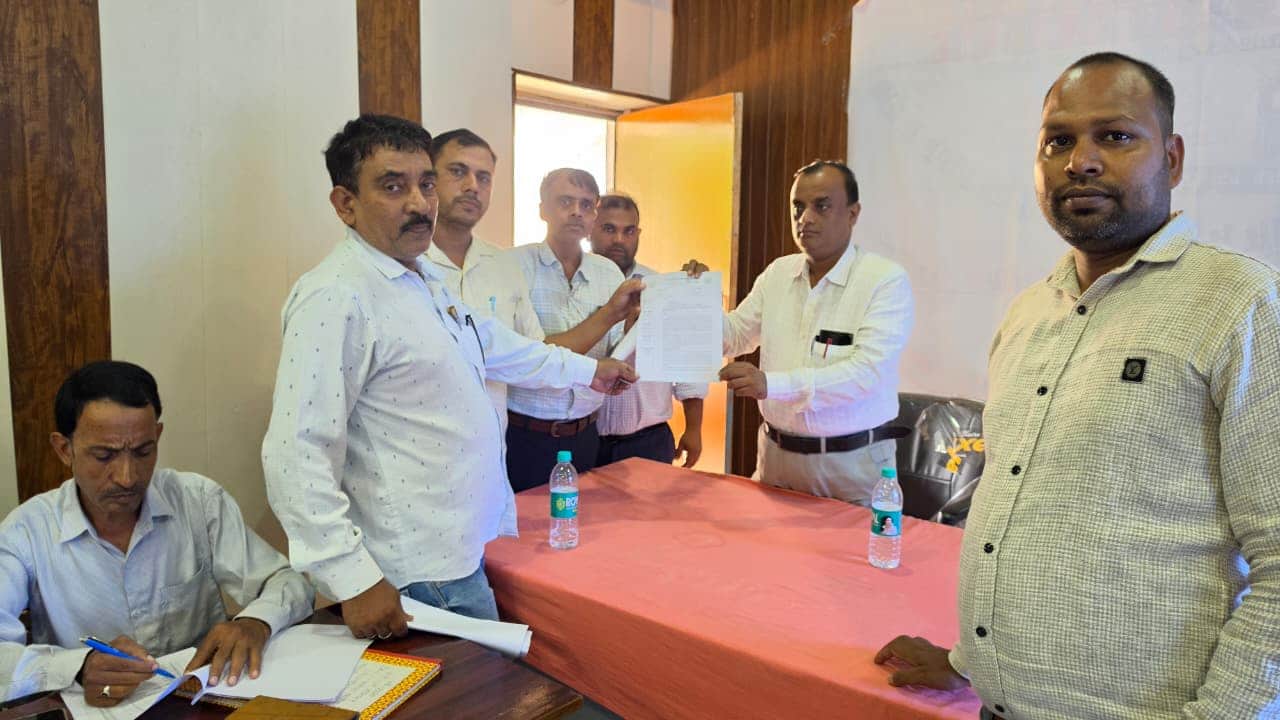 तहसीलदार जमानिया राम नरायण वर्मा को ज्ञापन सौंपते लेखपालगण। संवाद