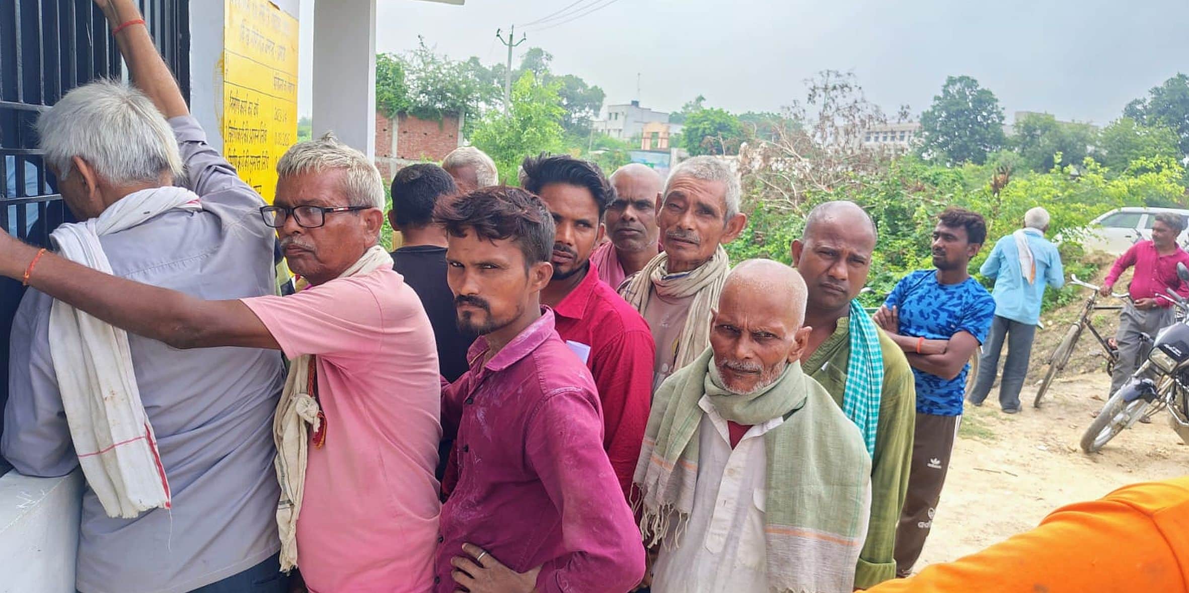 ताला साधन सहकारी समिति पर खाद के लिए खड़े किसान। संवाद