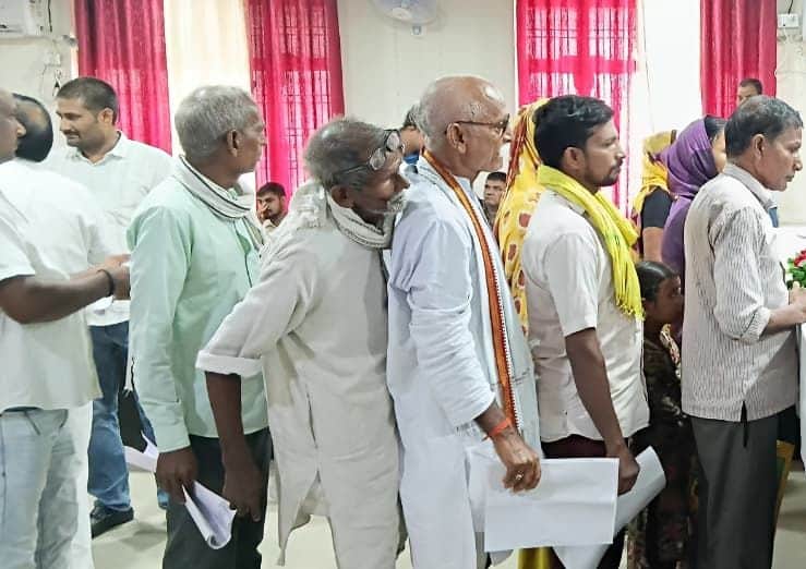  तिलोई में आयोजित संपूर्ण समाधान दिवस में खड़े फरियादी। संवाद