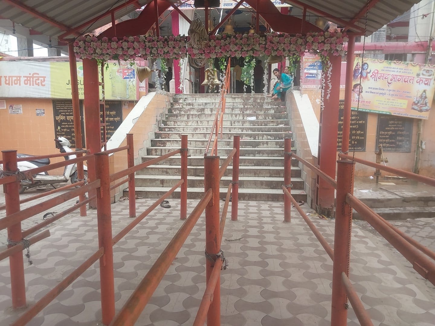 तामेश्वरनाथ शिव मंदिर के सामने लगी बैरिकेडिंग। संवाद