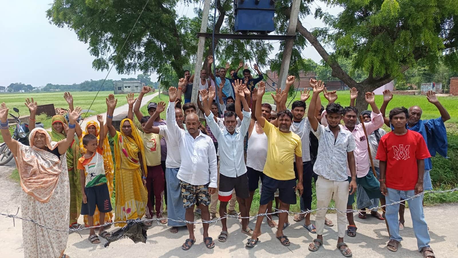 ट्रांसफार्मर बदलने की मांग को लेकर विरोध जताते ग्रामीण। संवाद
