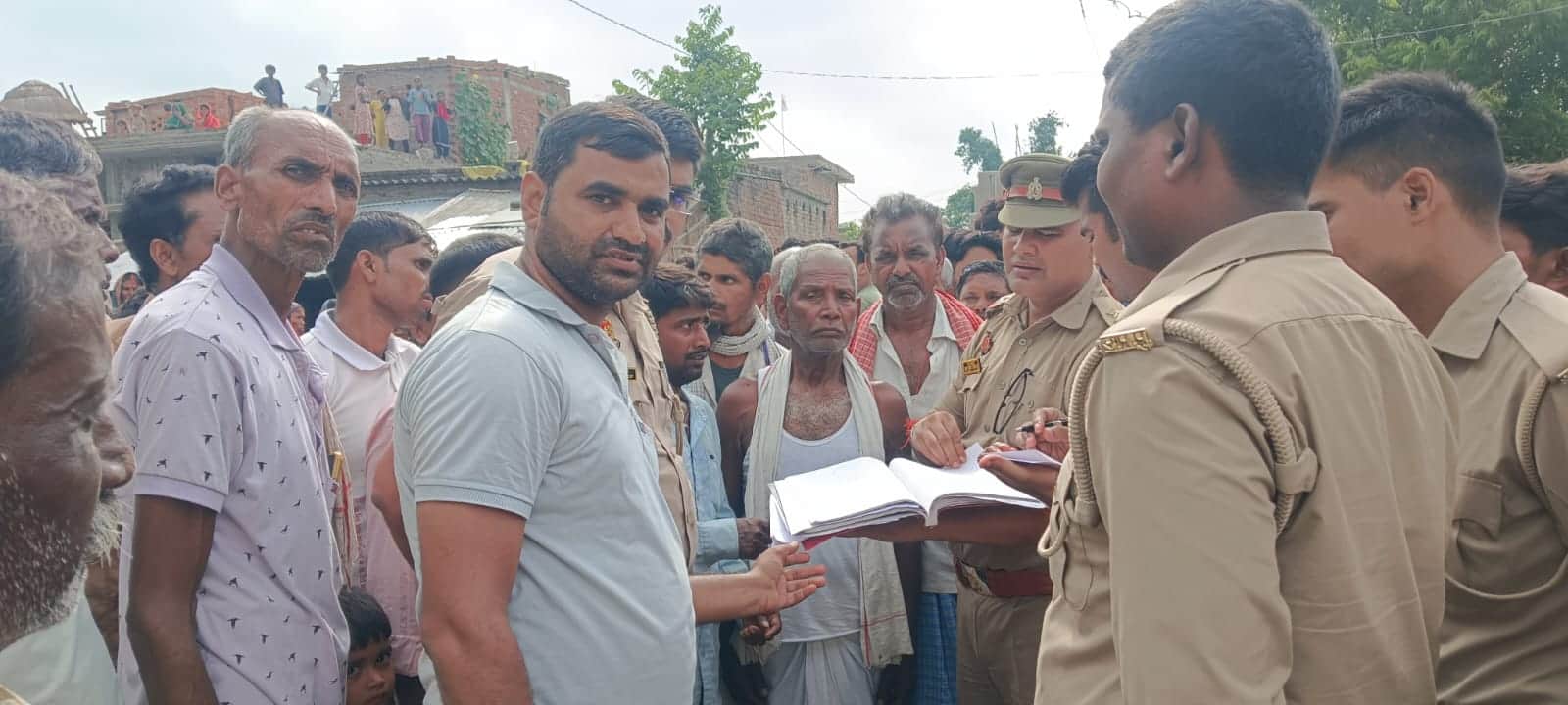 दुबौली गांव में तीनों बहनों की शव मिलने के बाद घटना की जानकारी लेती पुलिस।स्रोत-सोशल मीडिया