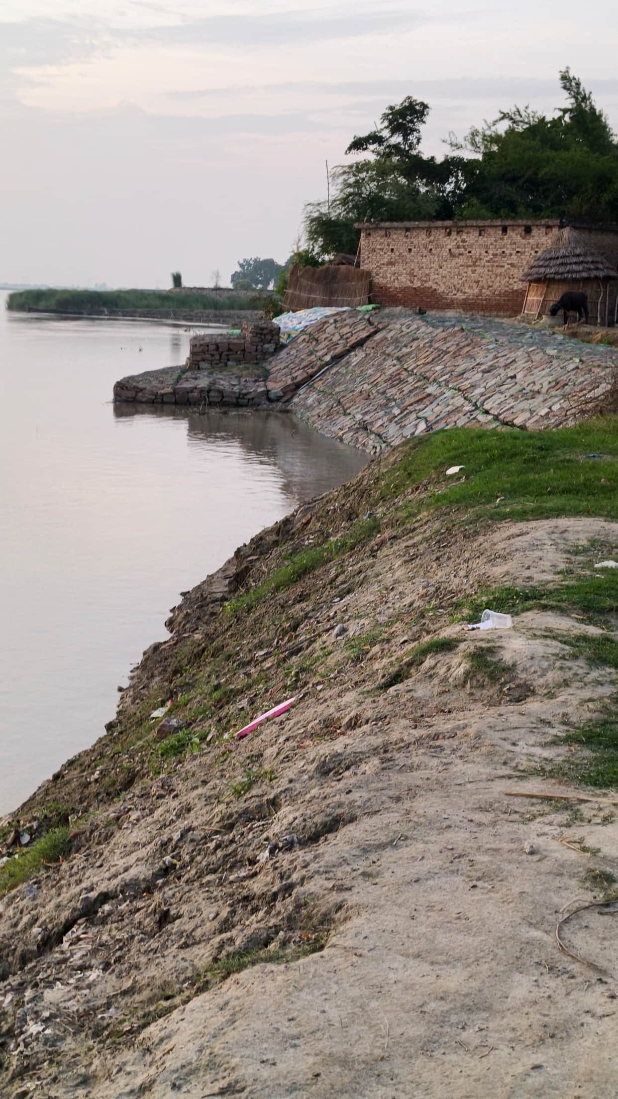Saryu nears danger mark; several villages come under threat of erosion.