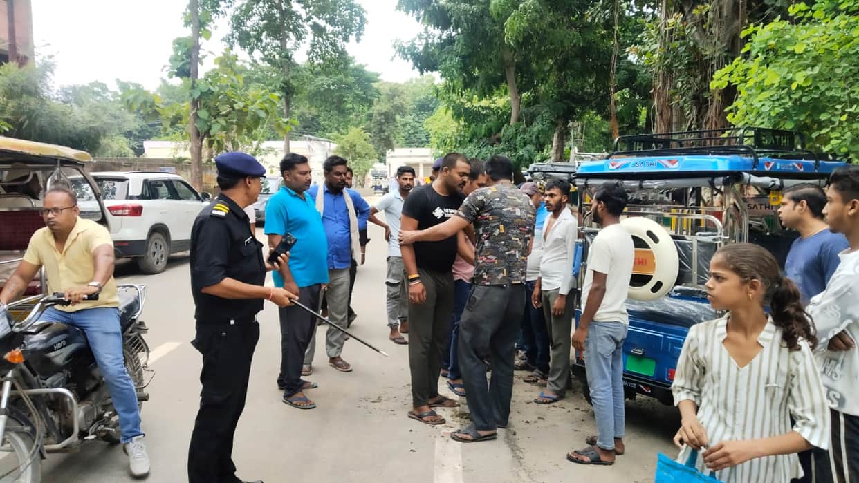 Kicks and punches exchanged between two groups at the district hospital; commotion ensues.