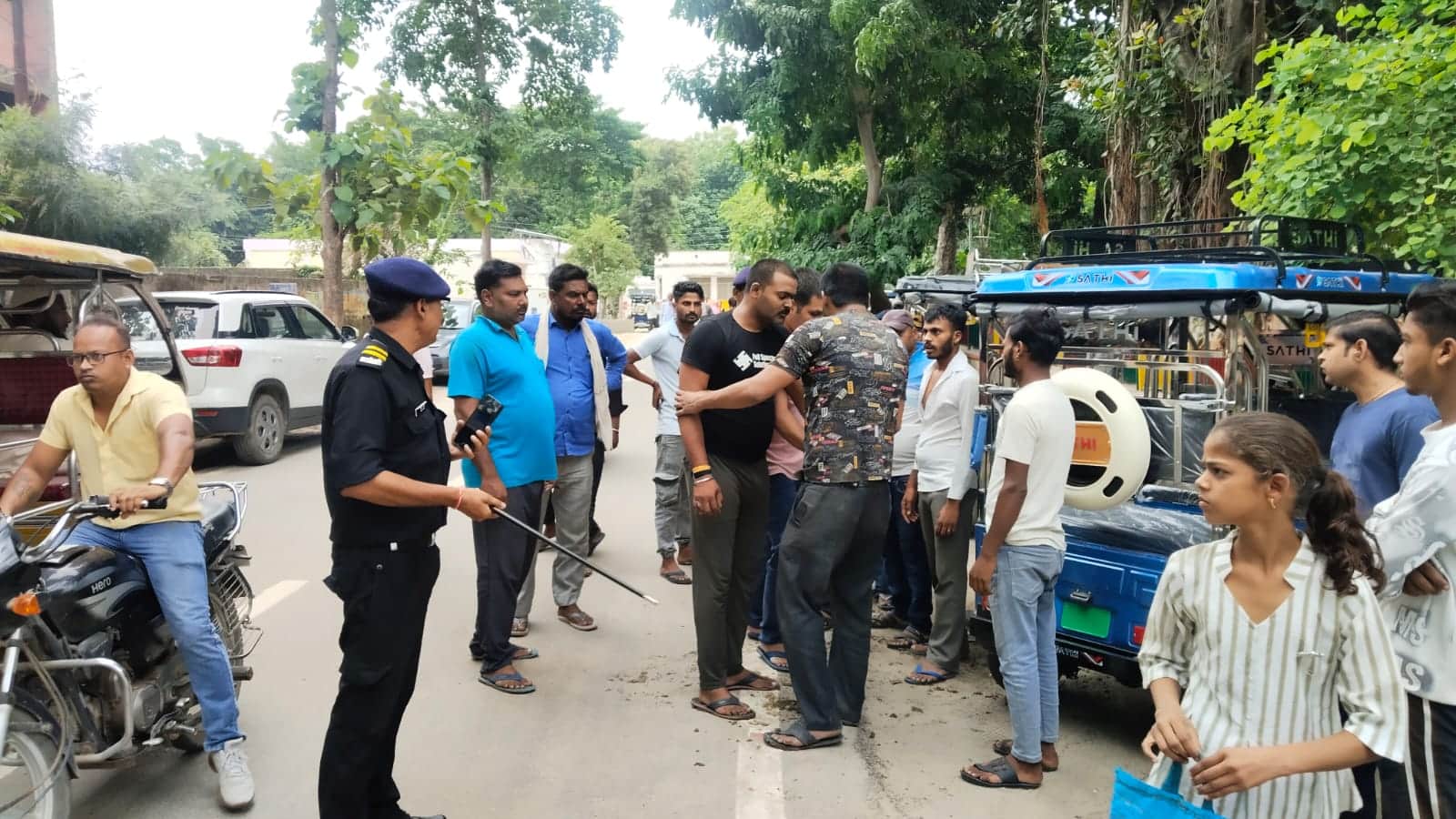 दोनों पक्षों को समझाते सुरक्षाकर्मी।