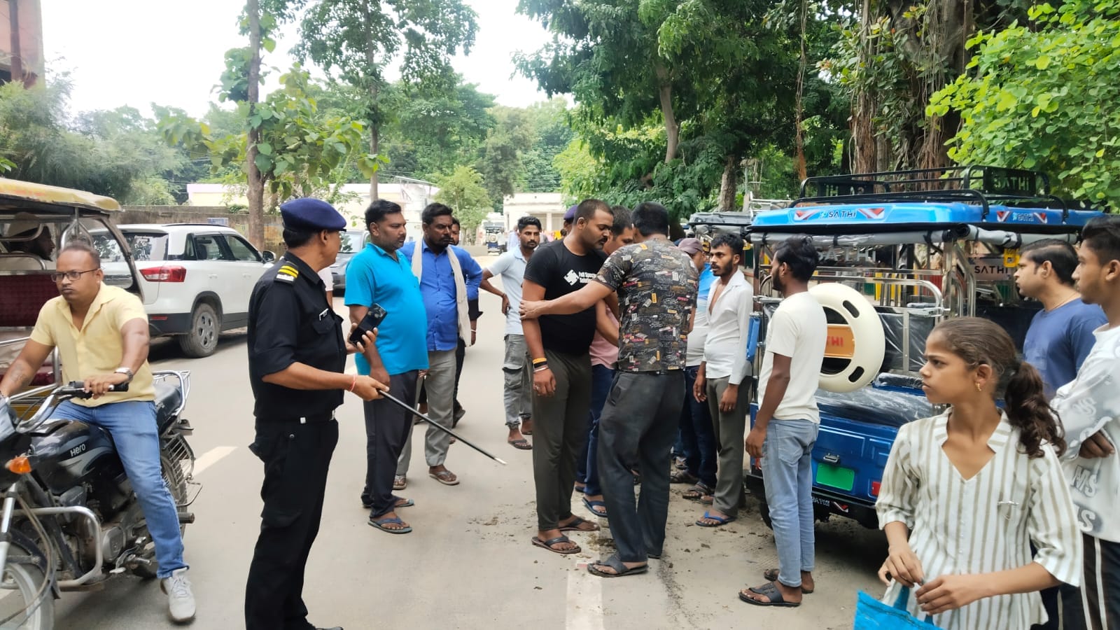 दोनों पक्षों को समझाते सुरक्षाकर्मी।