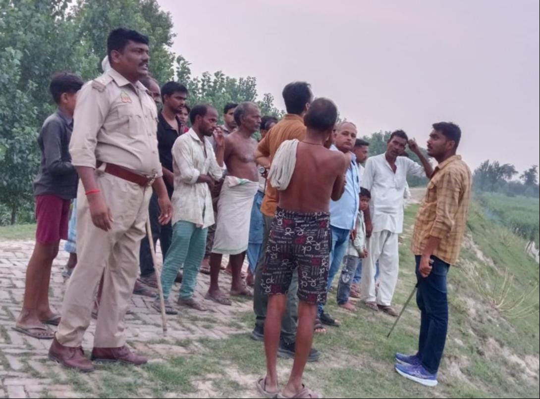 थानगांव इलाके में मौजूद वनकर्मी व ग्रामीण। संवाद
