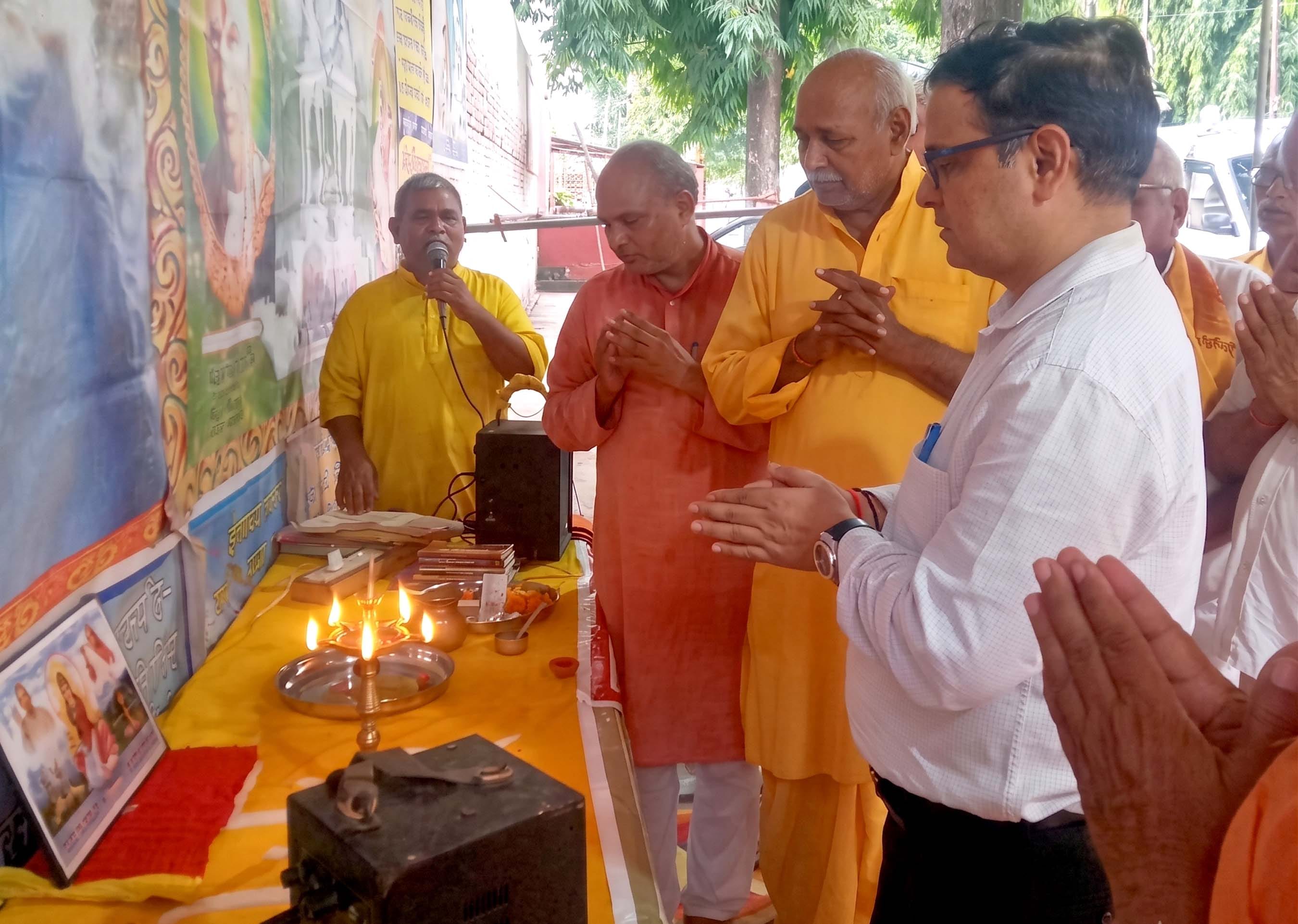 दीप जलाकर कांवरिया सेवा शिविर का शुभारंभ करते एसडीएम। स्रोत- गायत्री परिवार