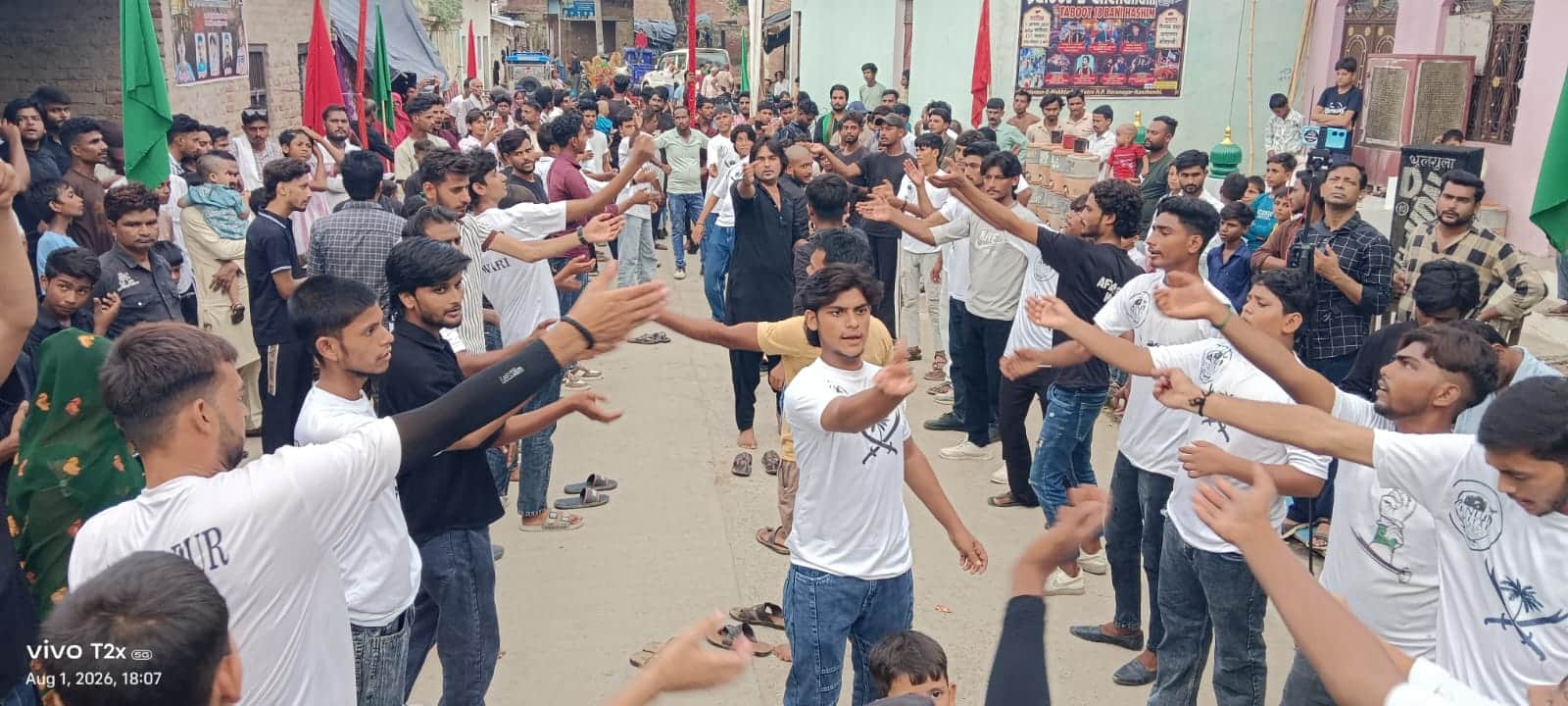 दारानगर में चेहल्लुम के जुलूस में मातम करते आजादर। संवाद