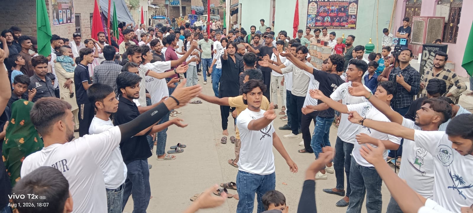 दारानगर में चेहल्लुम के जुलूस में मातम करते आजादर। संवाद