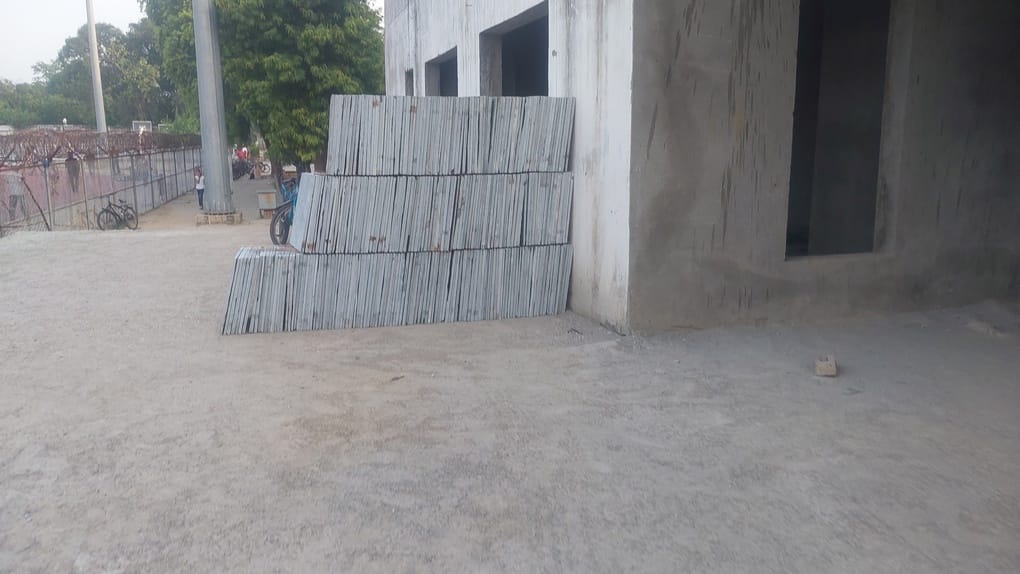 दर्शक दीर्घा में लगने के लिए रखी टाइल
