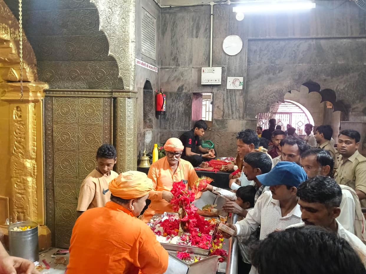 Devotees worshipped Shiva and Shakti at Devipatan Temple.