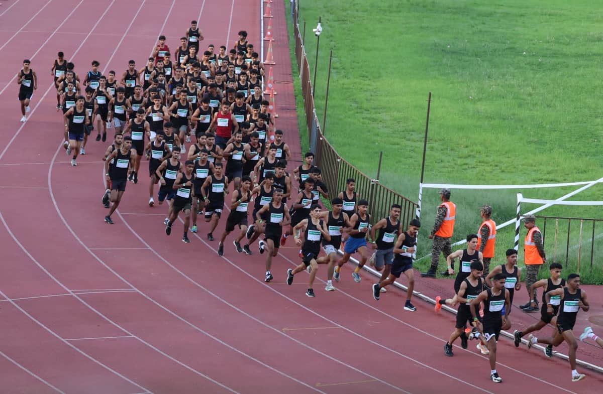 धर्मशाला के सिंथेटिक ट्रैक में अग्निवीर भर्ती के दूसरे दिन शारीरिक परीक्षा के दौरान 1600 मीटर 