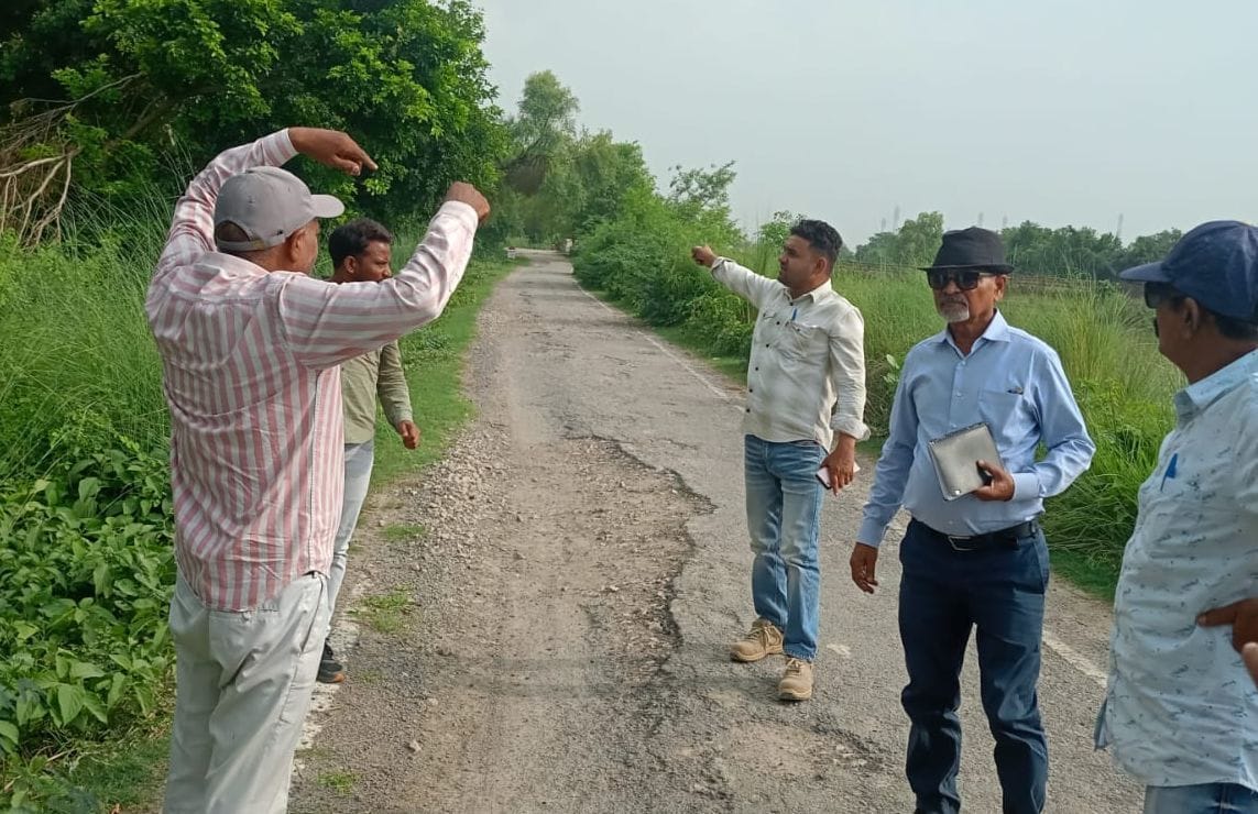 ऊंचाहार क्षेत्र में बदहाल सड़क का जायजा लेते ग्रामीण अभियंत्रण विभाग के अधिकारी।
