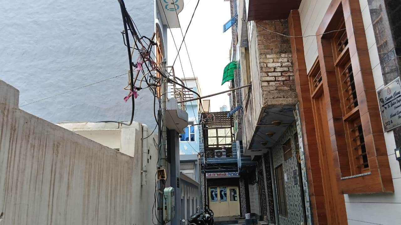 वार्ड पांच स्थित बाला वाला मंदिर के पीछे वाली गली में लगी लोहे की एंगल पर लगी केबल। 