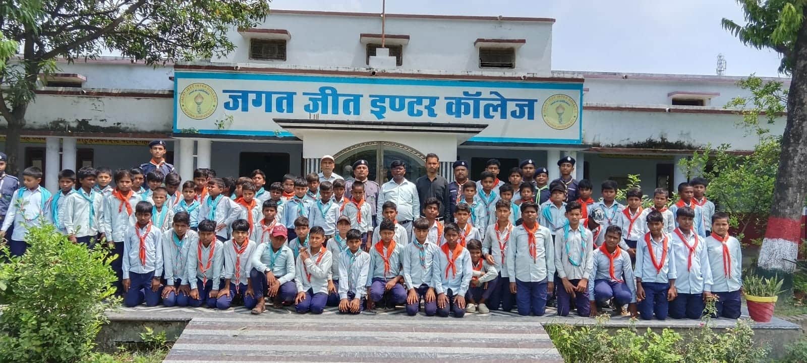विश्व स्काउट स्कार्फ दिवस को लेकर आयोजित कार्यक्रम में मौजूद स्कूली बच्चे व शिक्षक।