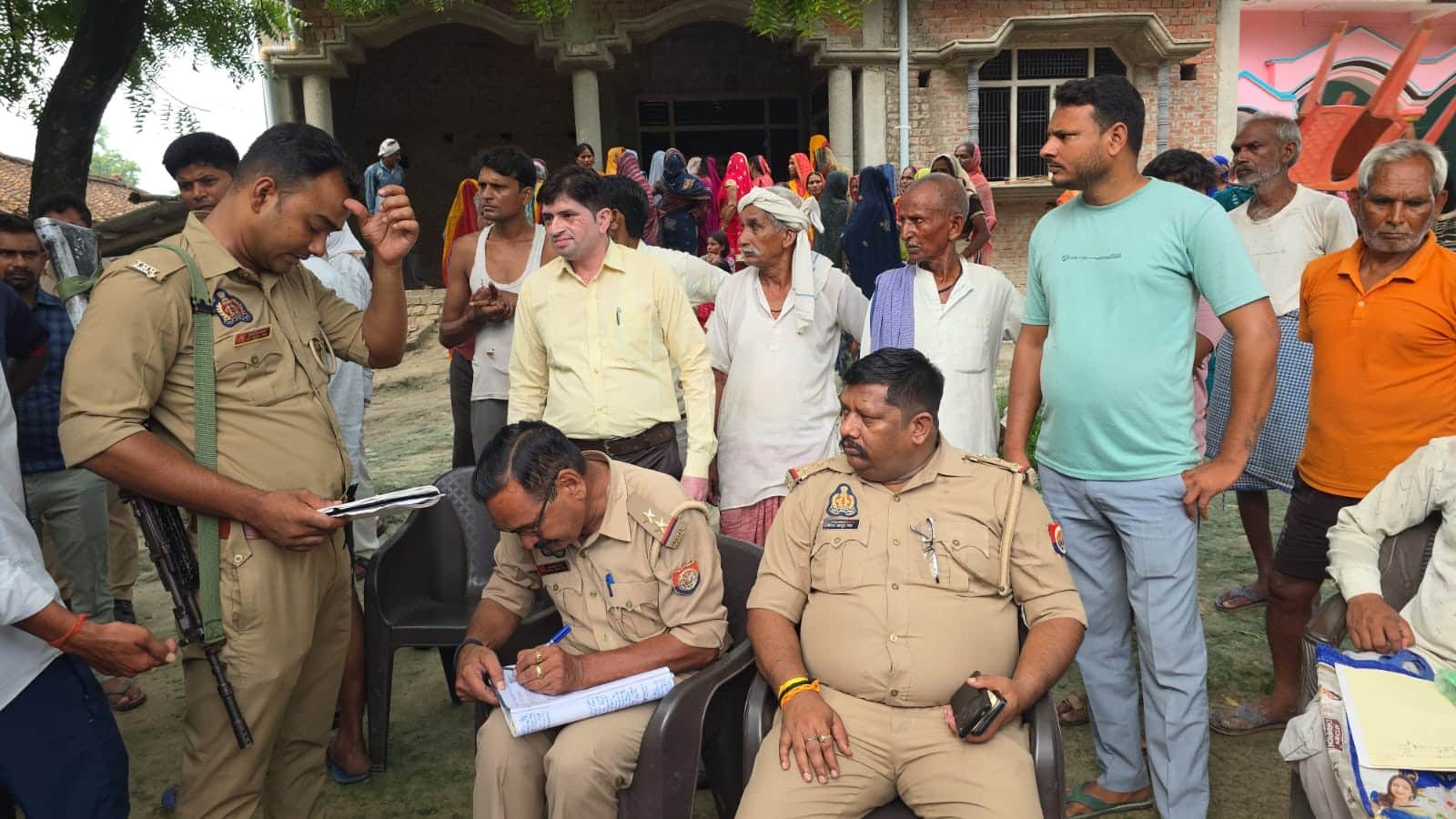 आलापुर के लाडिलापुर गांव में तालाब में डूबने से वृद्ध की मौत के बाद जांच करती पुलिस। संवाद