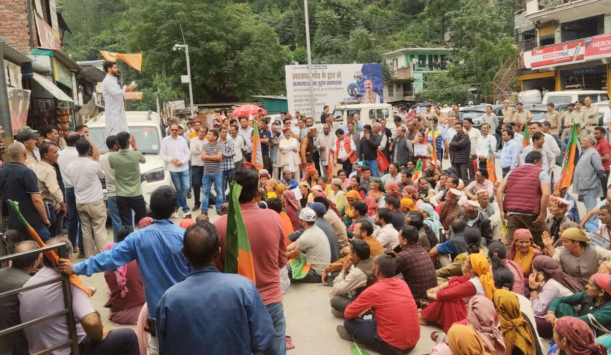 BJP protests against the government in Aani