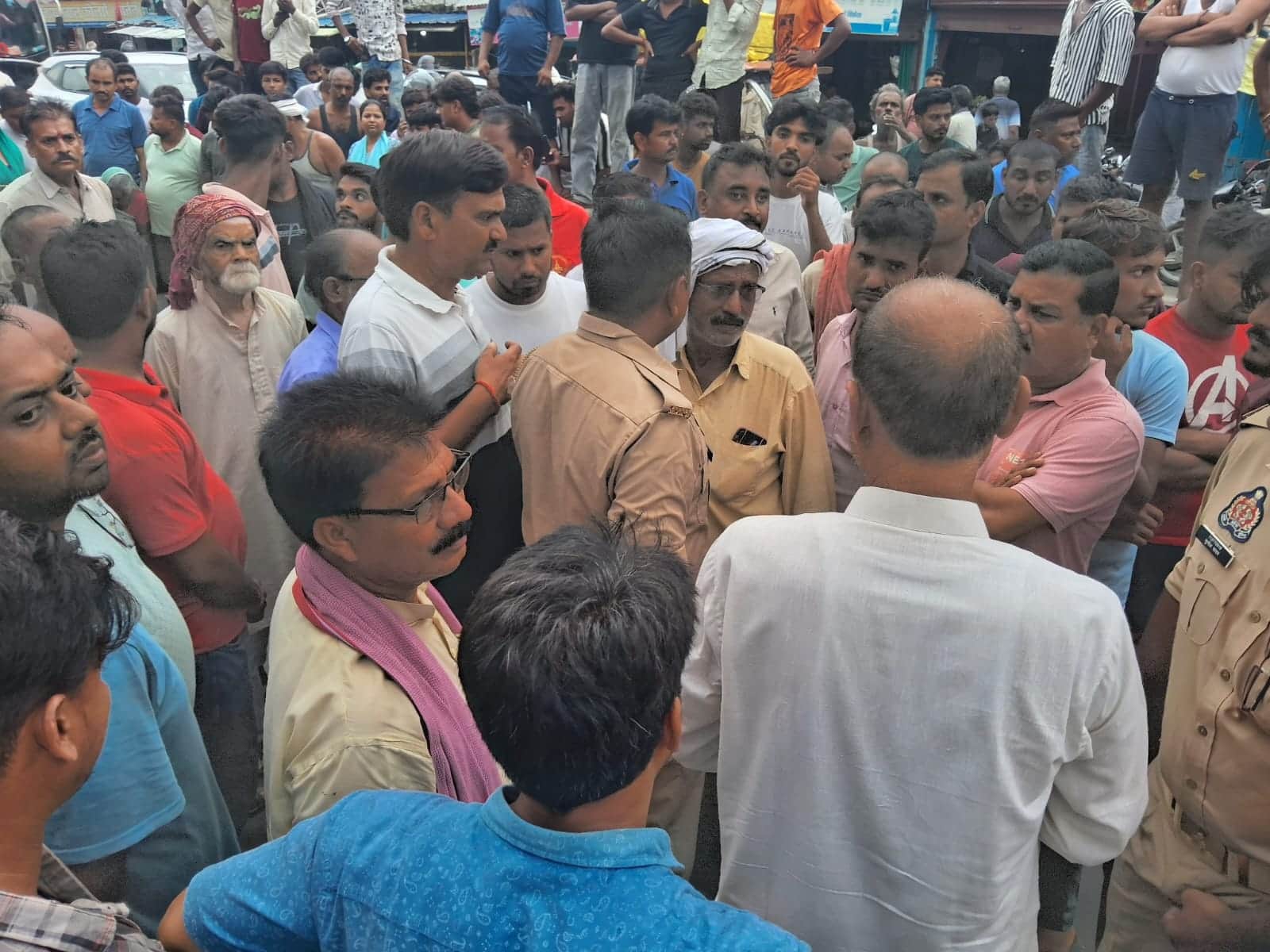 आत्महत्या के लिए उकसानों वालों पर कार्रवाई की मांग को लेकर बैतालपुर में फोरलेन पर किया जाम