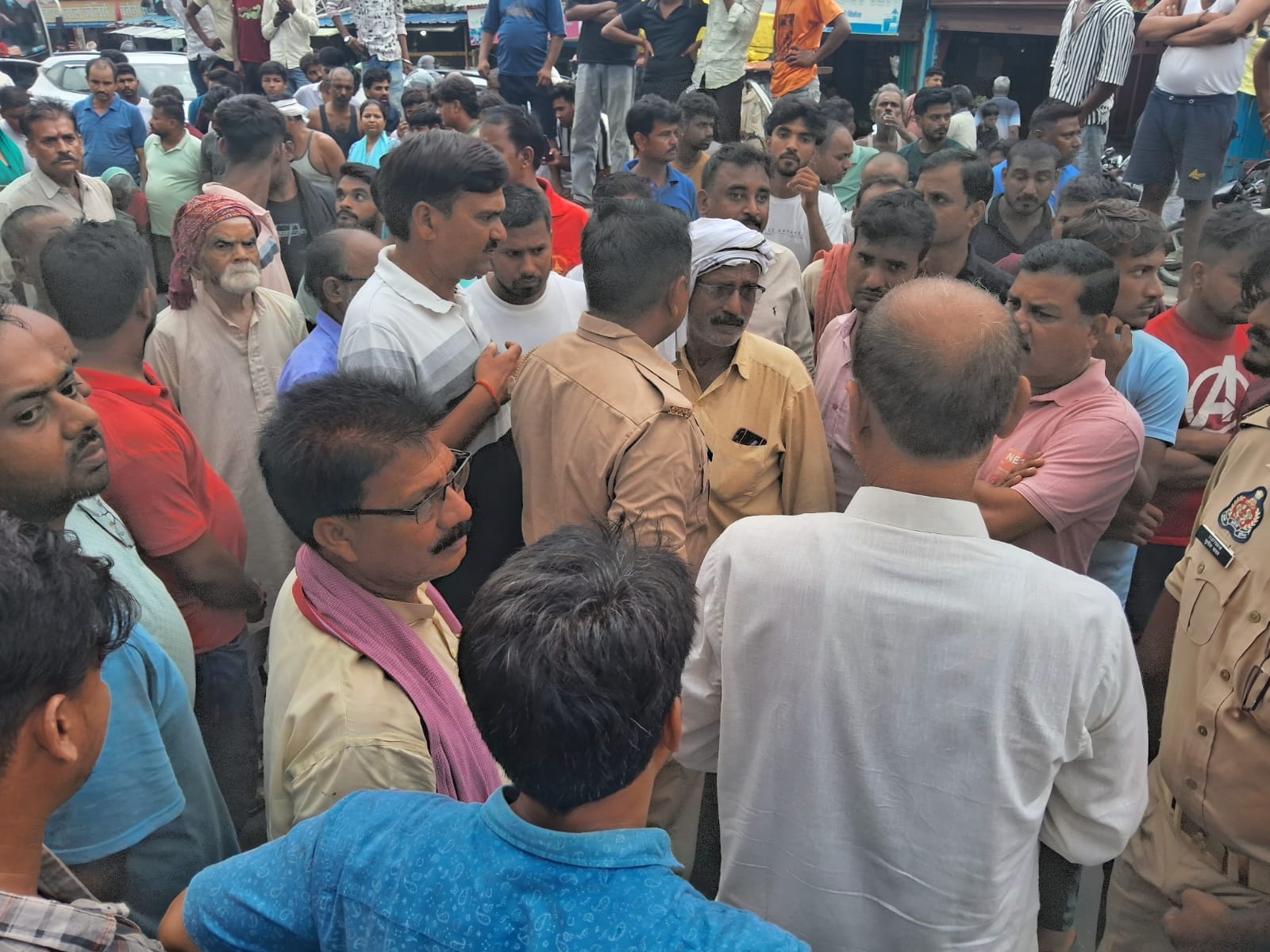 आत्महत्या के लिए उकसानों वालों पर कार्रवाई की मांग को लेकर बैतालपुर में फोरलेन पर किया जाम