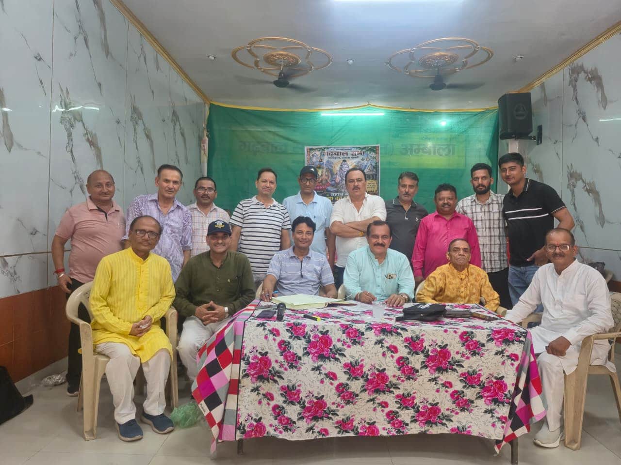 अंबाला छावनी की गढ़वाल सभा में बैठक के दौरान मौजूद पदाधिकारी व सदस्य। प्रवक्ता