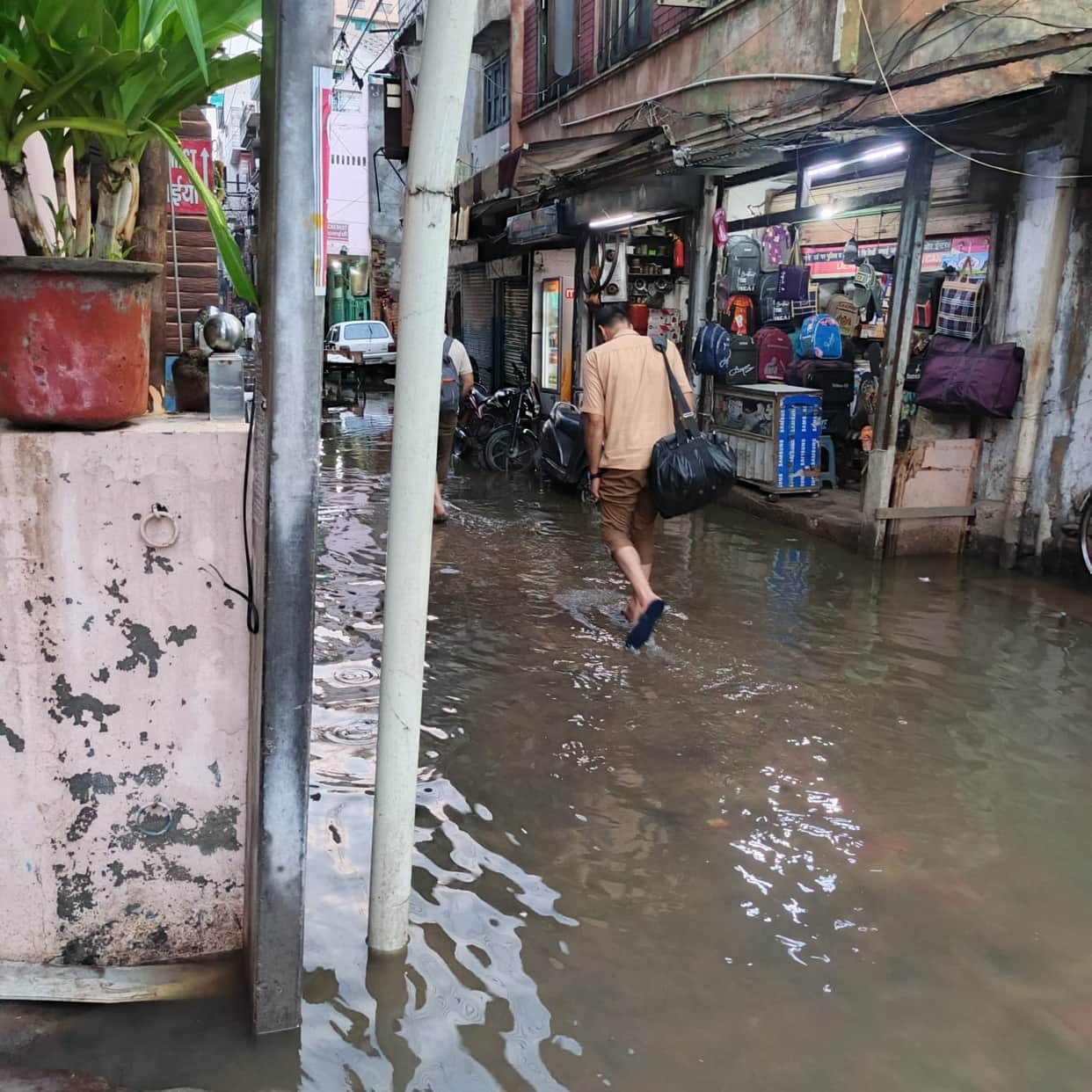 Lalkurti market turns into a pond after 15 minutes of rain