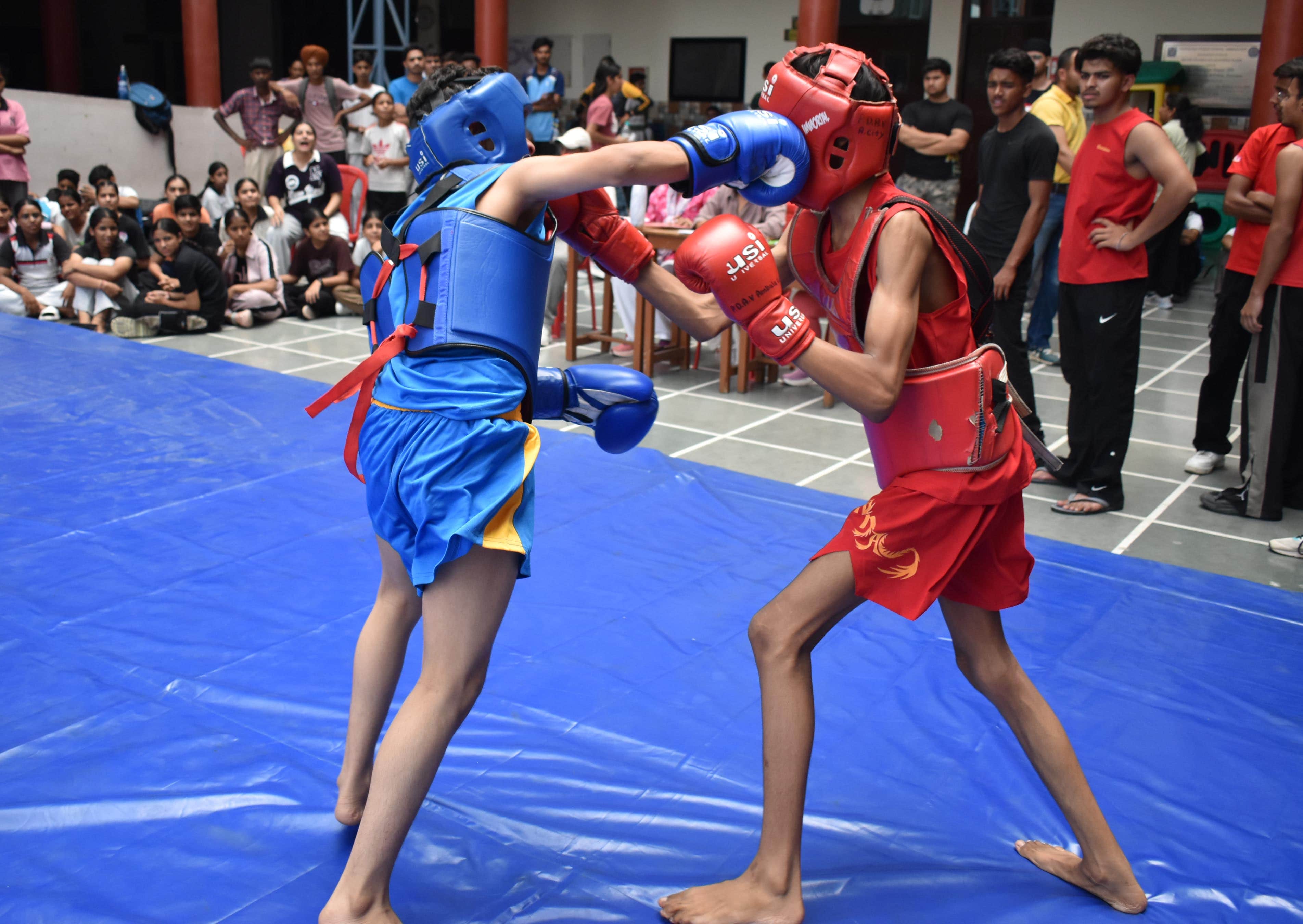 अंबाला सिटी के पुलिस डीएवी स्कूल में आयोजित वुशु  प्रतियोगिता में प्रतिभा दिखाते प्रतिभागी। प्र