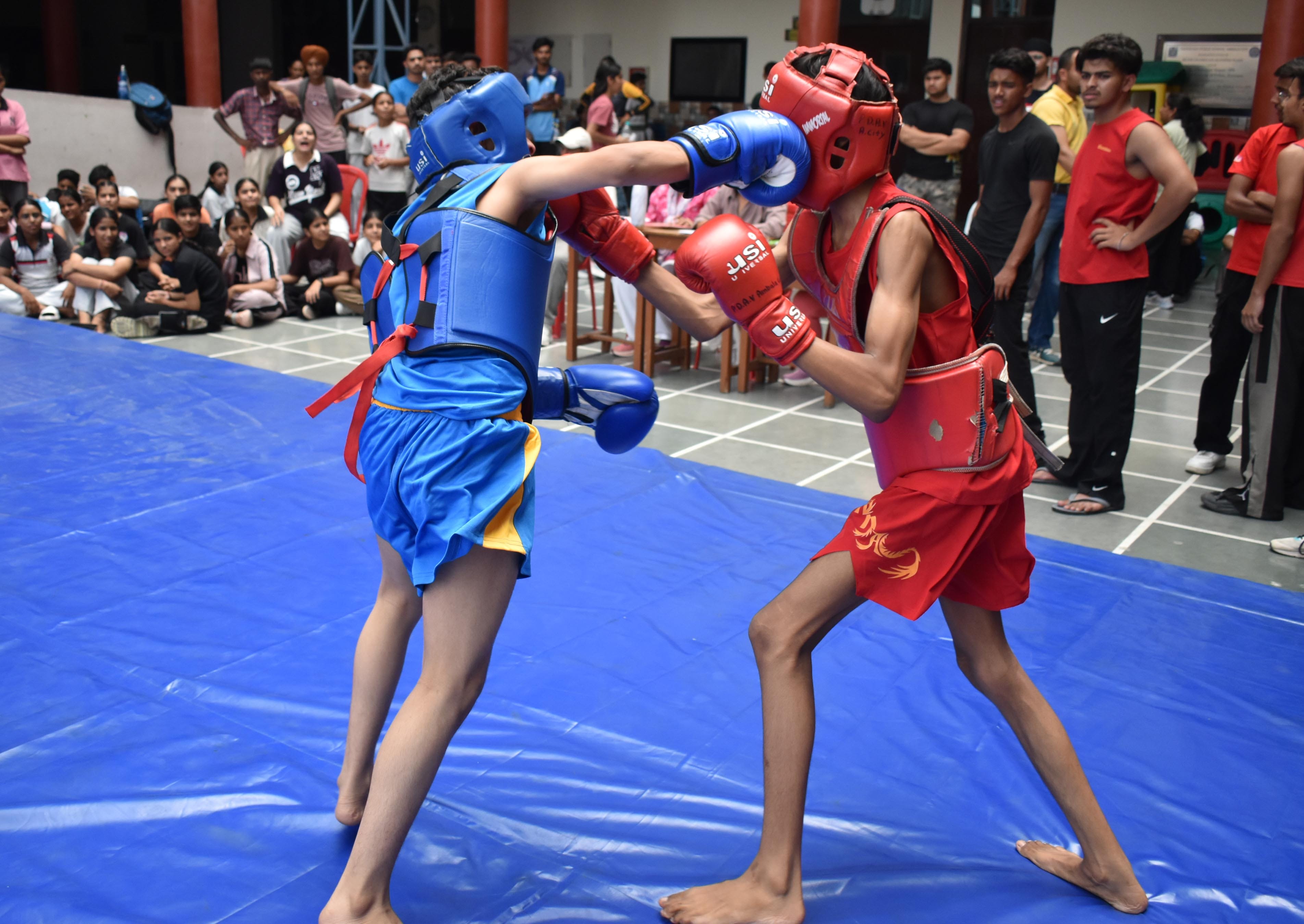 अंबाला सिटी के पुलिस डीएवी स्कूल में आयोजित वुशु  प्रतियोगिता में प्रतिभा दिखाते प्रतिभागी। प्र