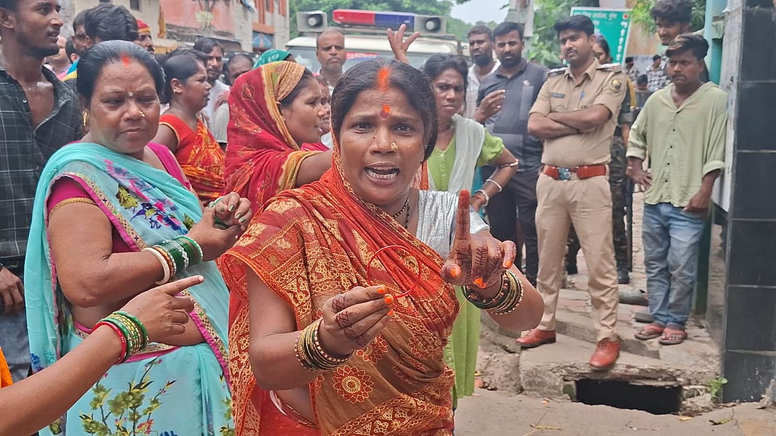 अपनी मांगों को लेकर प्रदर्शन करते सफाई कर्मी