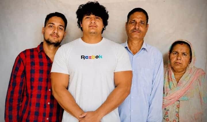 अपने परिवार के साथ यश घनघस। परिजन