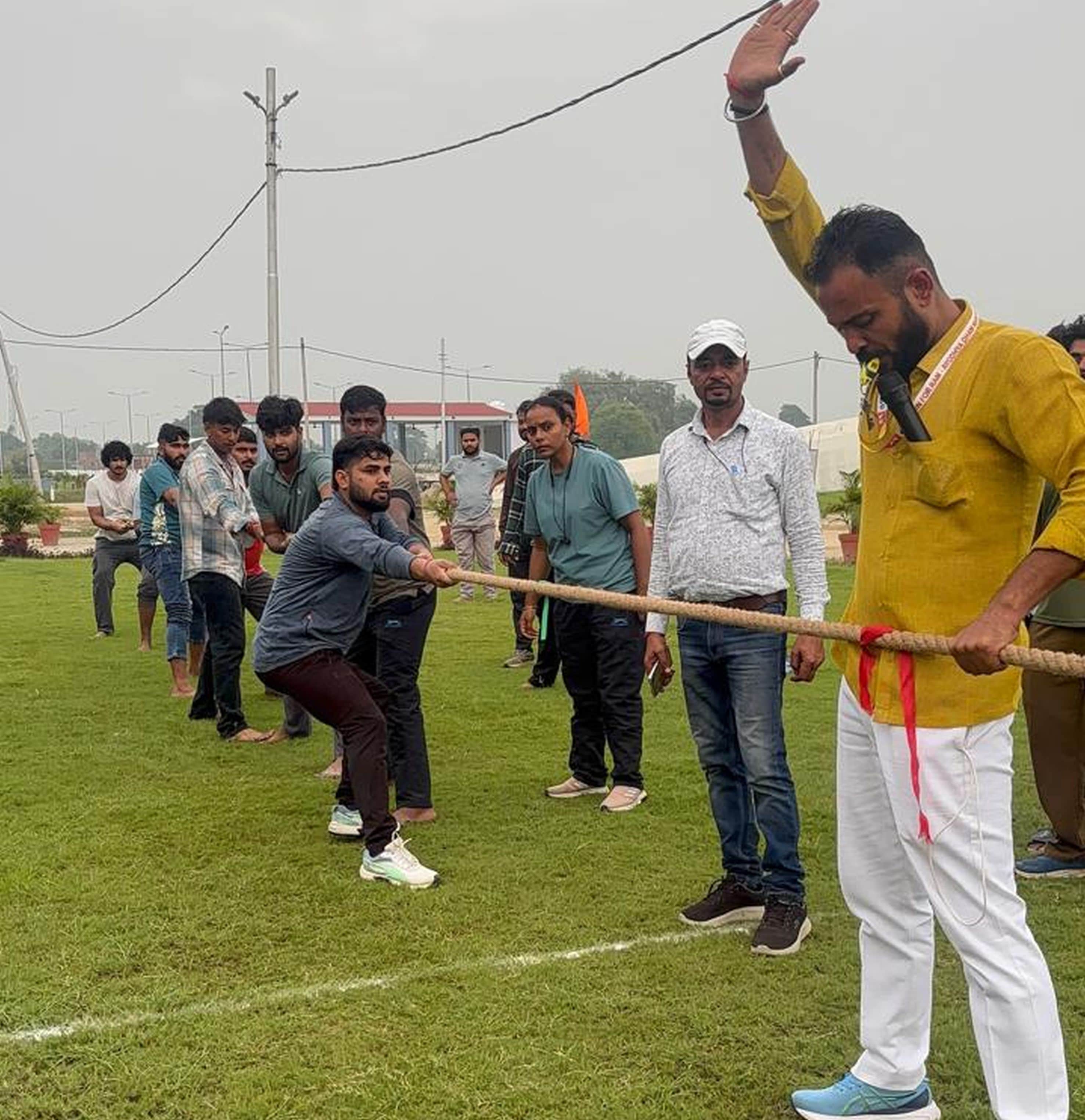 अवध विवि में  दीक्षोत्सव खेल प्रतियोगिता में आयोजित रस्साकसी प्रतियोगिता में दम लगाते खिलाड़ी।