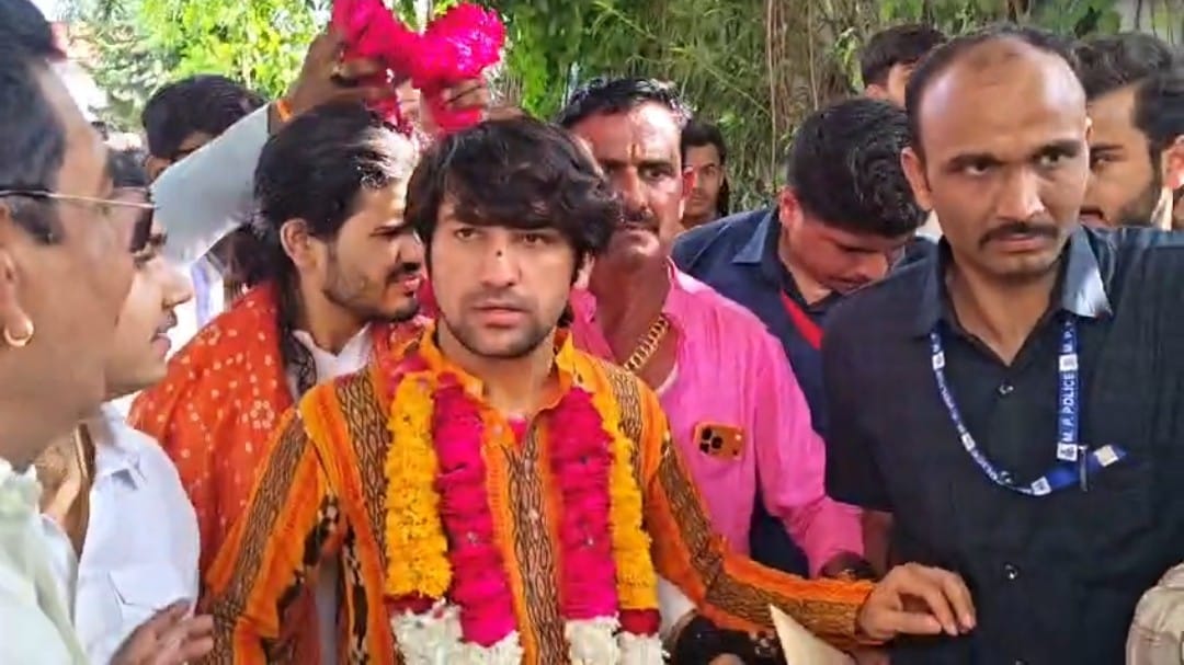 बाबा बागेश्वर की Gen-Z को विरोध प्रदर्शन में गाली न देने की नसीहत।
