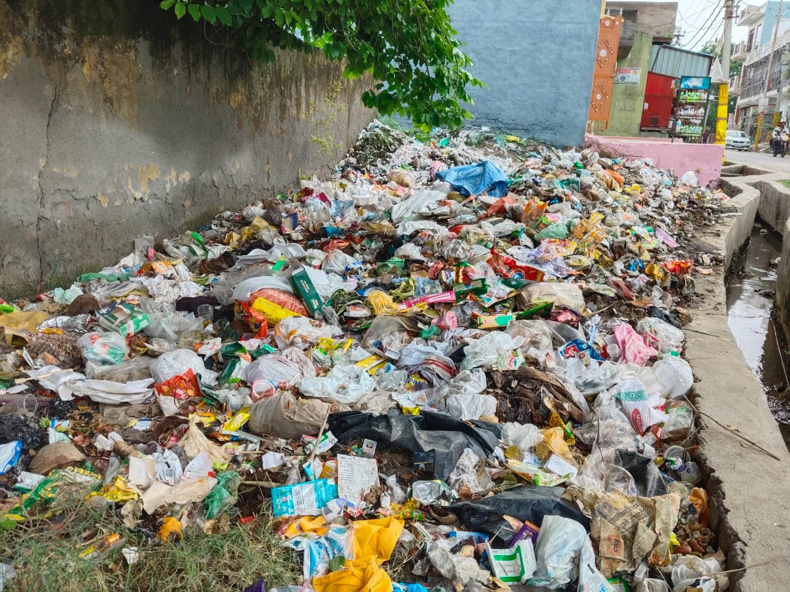 भाईपुर गांव स्थित स्वास्थ्य केंद्र कूड़ेदान बन गया है। आसपास के लोग यहां आकर कूड़ा फेंक रहे हैं
