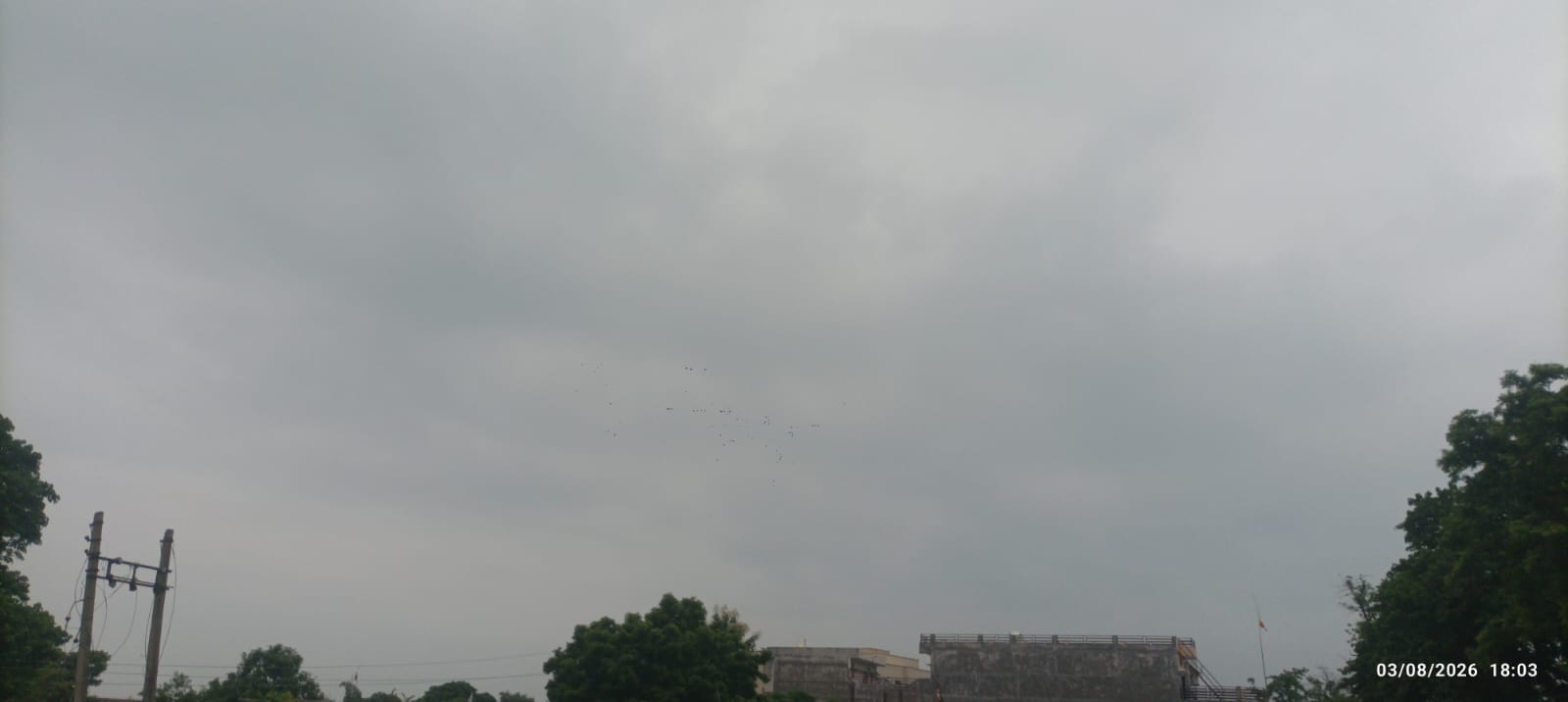  भिनगा में आसमान में छाए बादल।