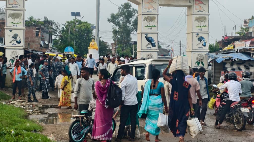भारत-नेपाल सीमा स्थित खुनुवां-मर्यादपुर बॉर्डर पर लगी भीड़। संवाद