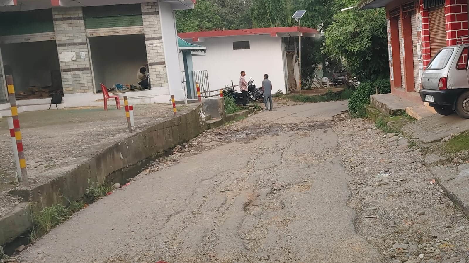 भरेड़ी से अवाहदेवी को जोड़ने वाली सड़क में बने गड्ढे। संवाद