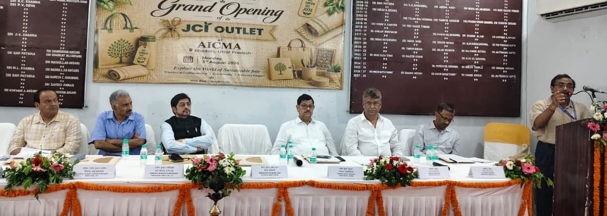 भदोही के एकमा भवन में जूट कार्यालय के शुभारंभ में बोलते वक्ता। संवाद
