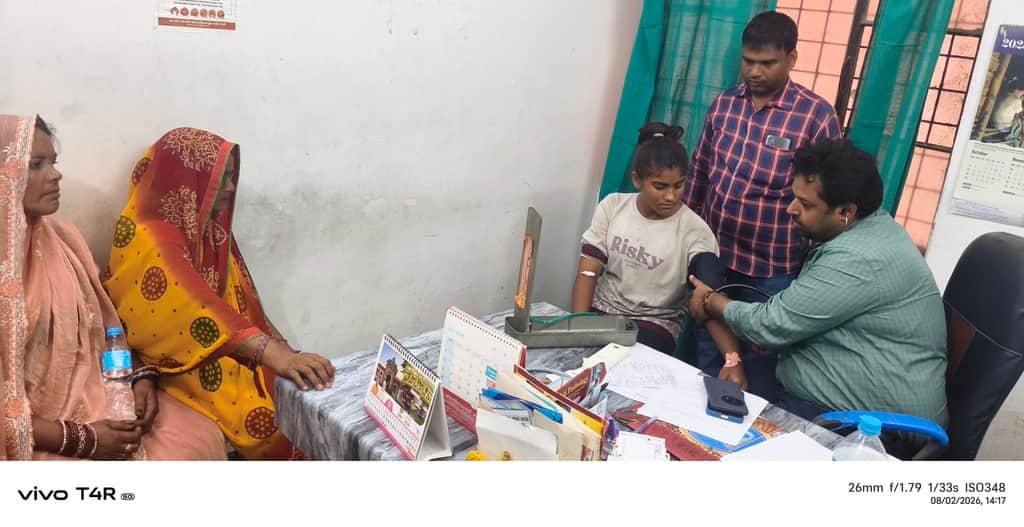 Long queues of patients suffering from fever, vomiting, diarrhea and skin diseases at the Jan Arogya Mela