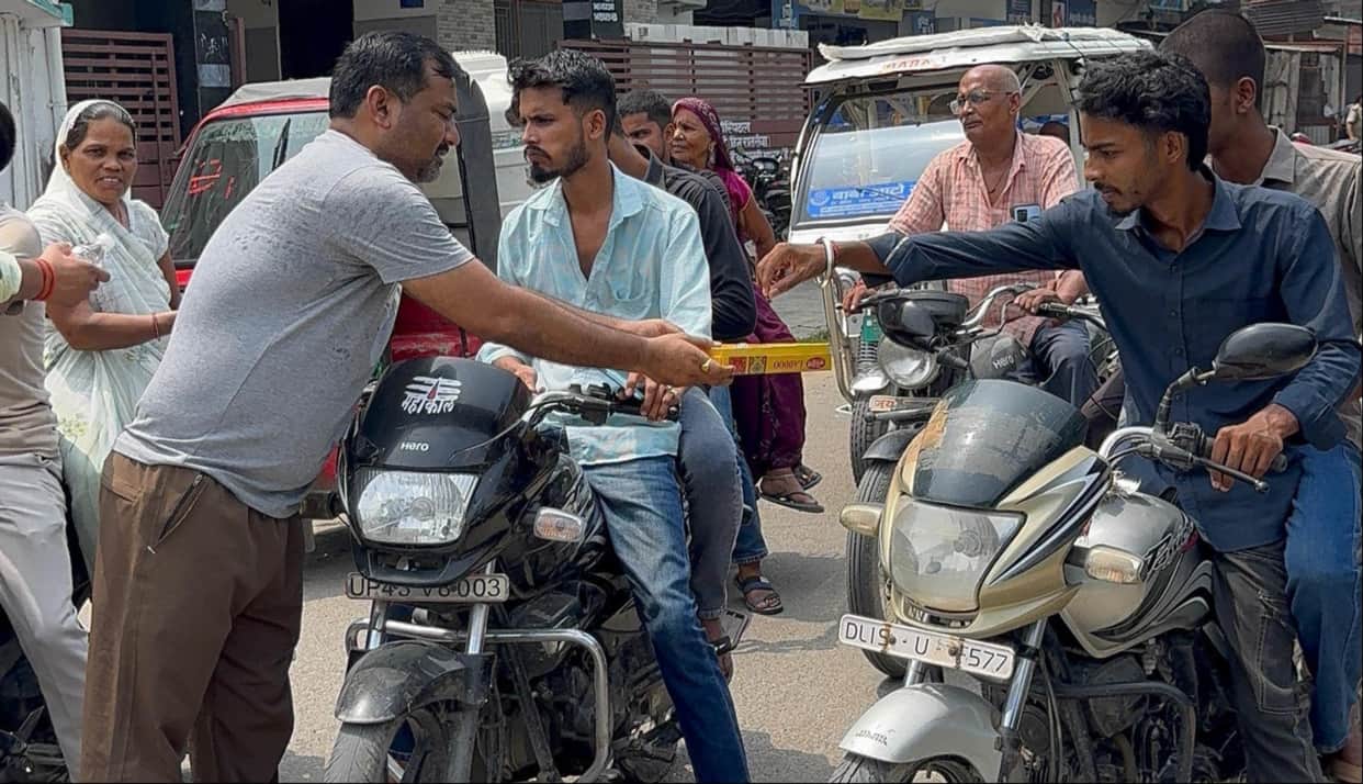 Brij Bhushan's supporters celebrated and distributed sweets