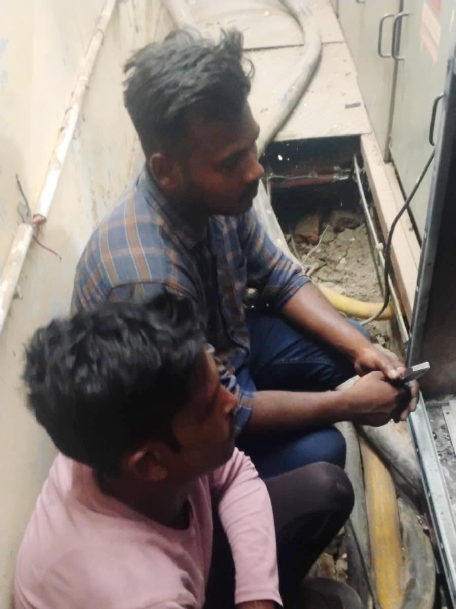 बिजली उपकेंद्र में इनकमिंग लाइनका फॉल्ट ठीक करते कर्मचारी। स्रोत: बिजली विभाग