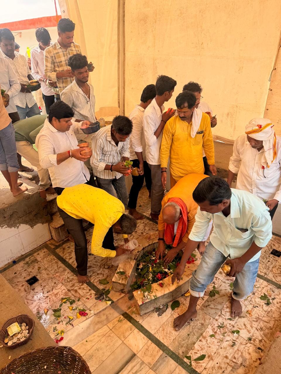 बैजूनाथ मंदिर में जलाभिषेक करते श्रद्धालु। संवाद