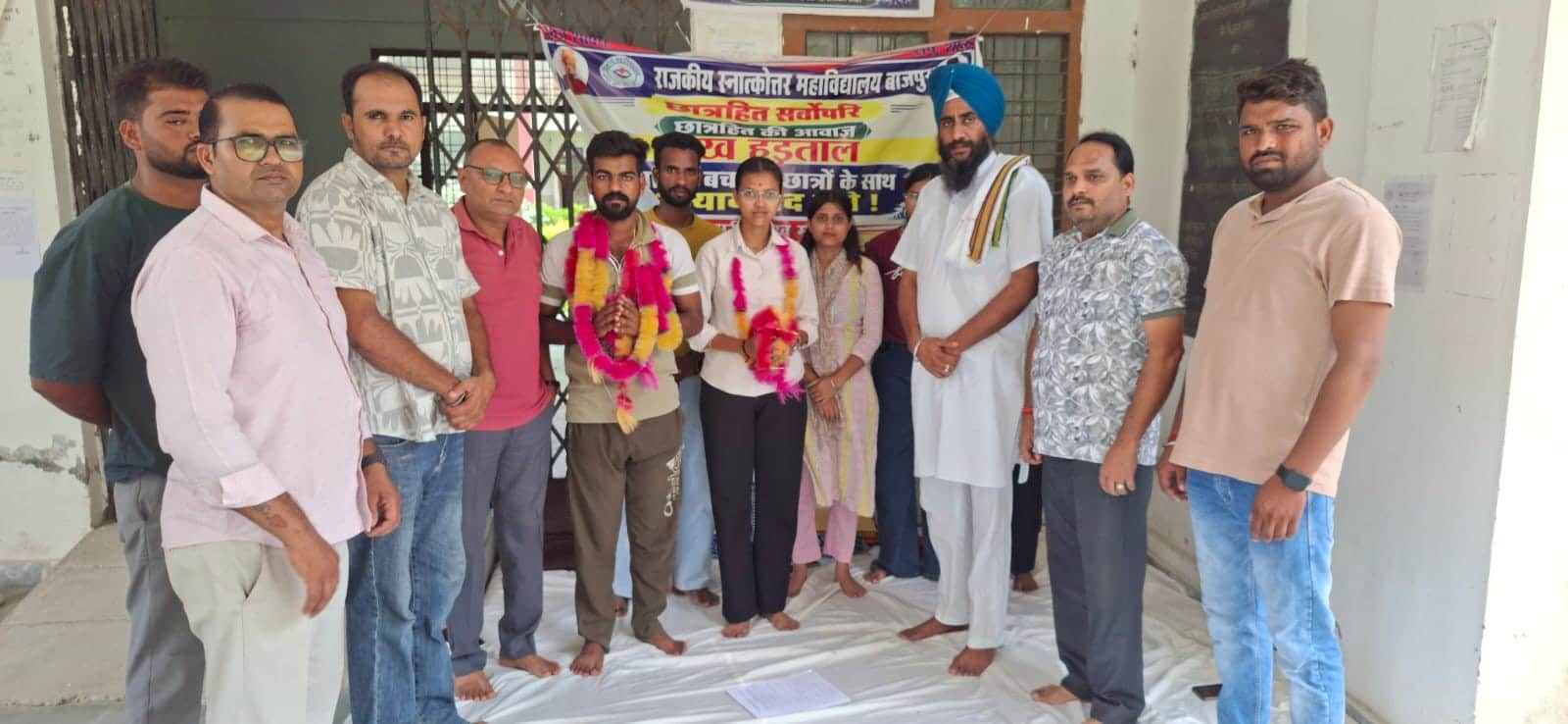 बाजपुर पीजी कॉलेज में छात्रों के आंदोलन को समर्थन देते किसान नेता बाजवा। स्रोत : जागरूक पाठक
