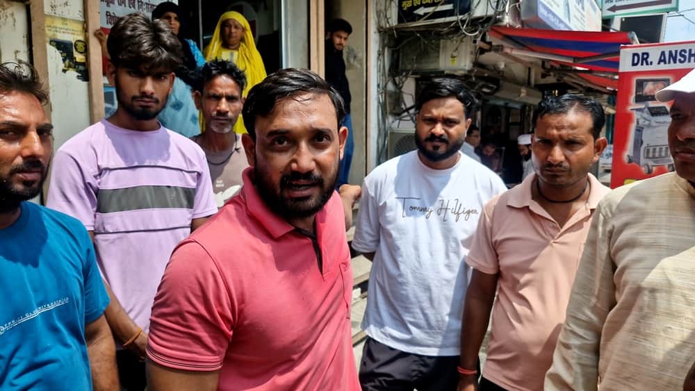 बाजोरिया रोड स्थित निजी अस्पताल में महिला की मौत के बाद घटना की जानकारी देते परिजन।