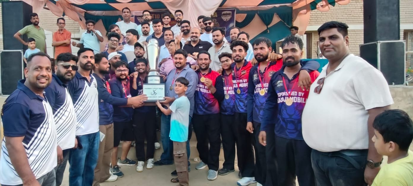 बालाजी टाइगर को टी10 प्रीमियर लीग का खिताब देते हुए मुख्य अतिथि व आयोजक मंडल :संवाद