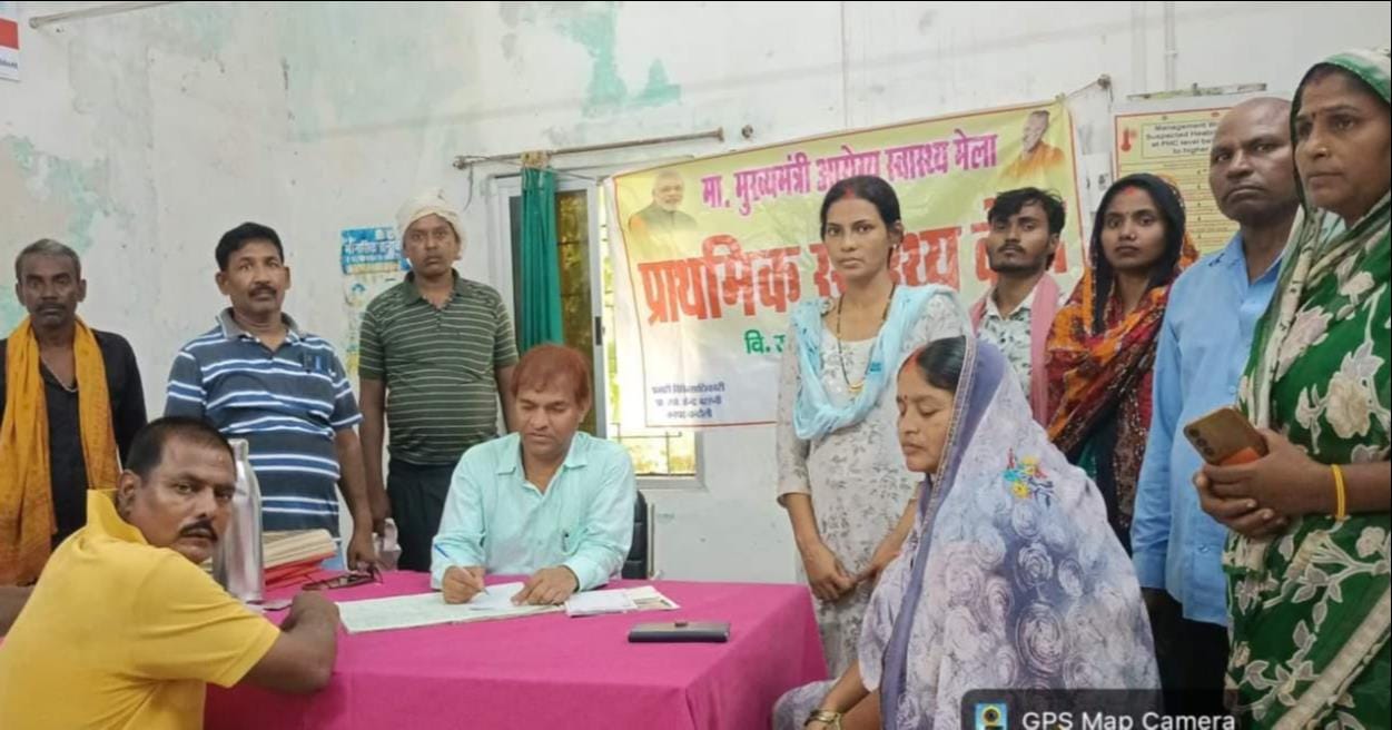बरहनी पीएचसी में मरीजों को देखते डॉ. एसपी त्यागी। स्रोत:-जागरूक पाठक