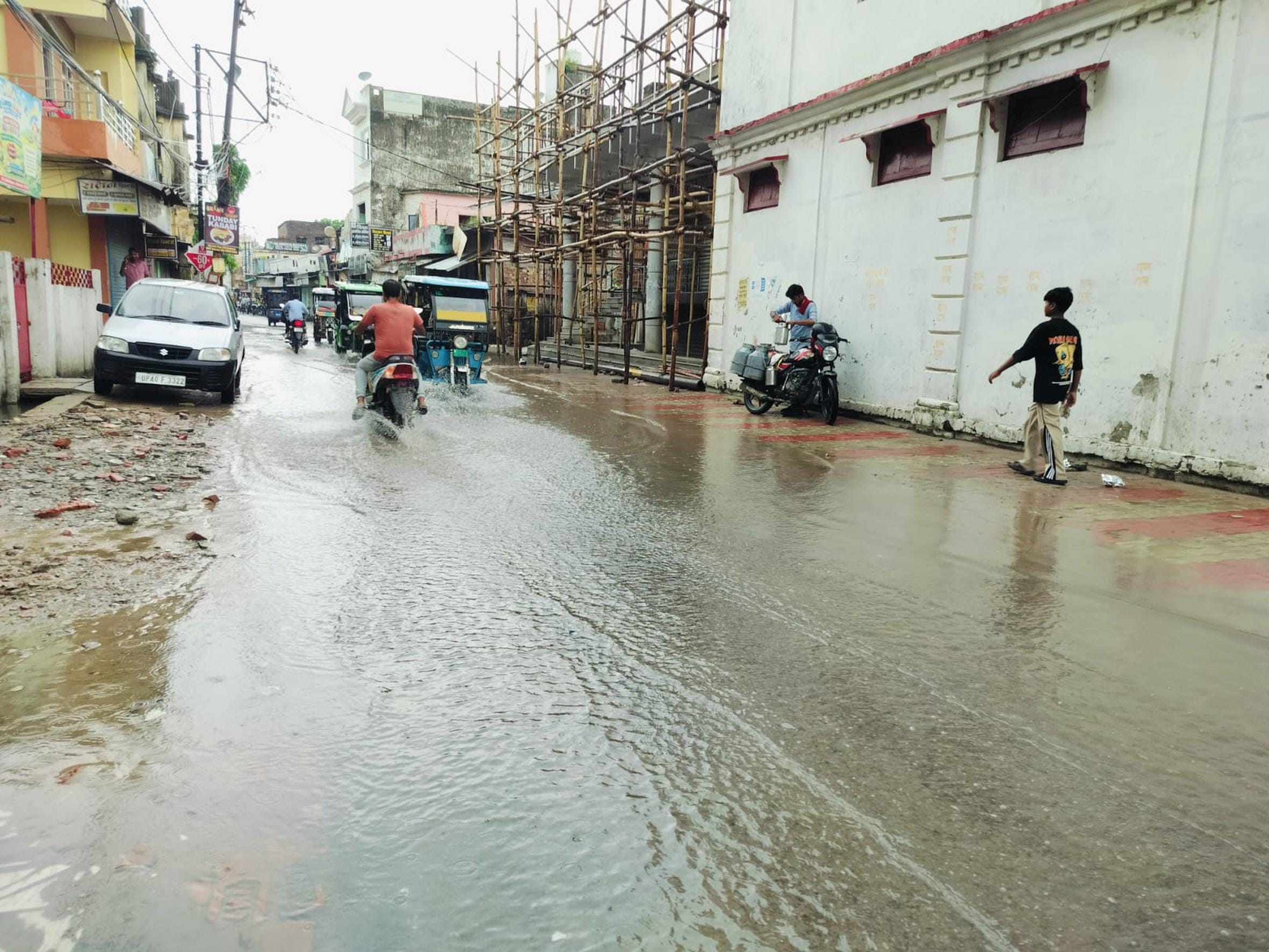 बारिश से हुआ जलभराव।