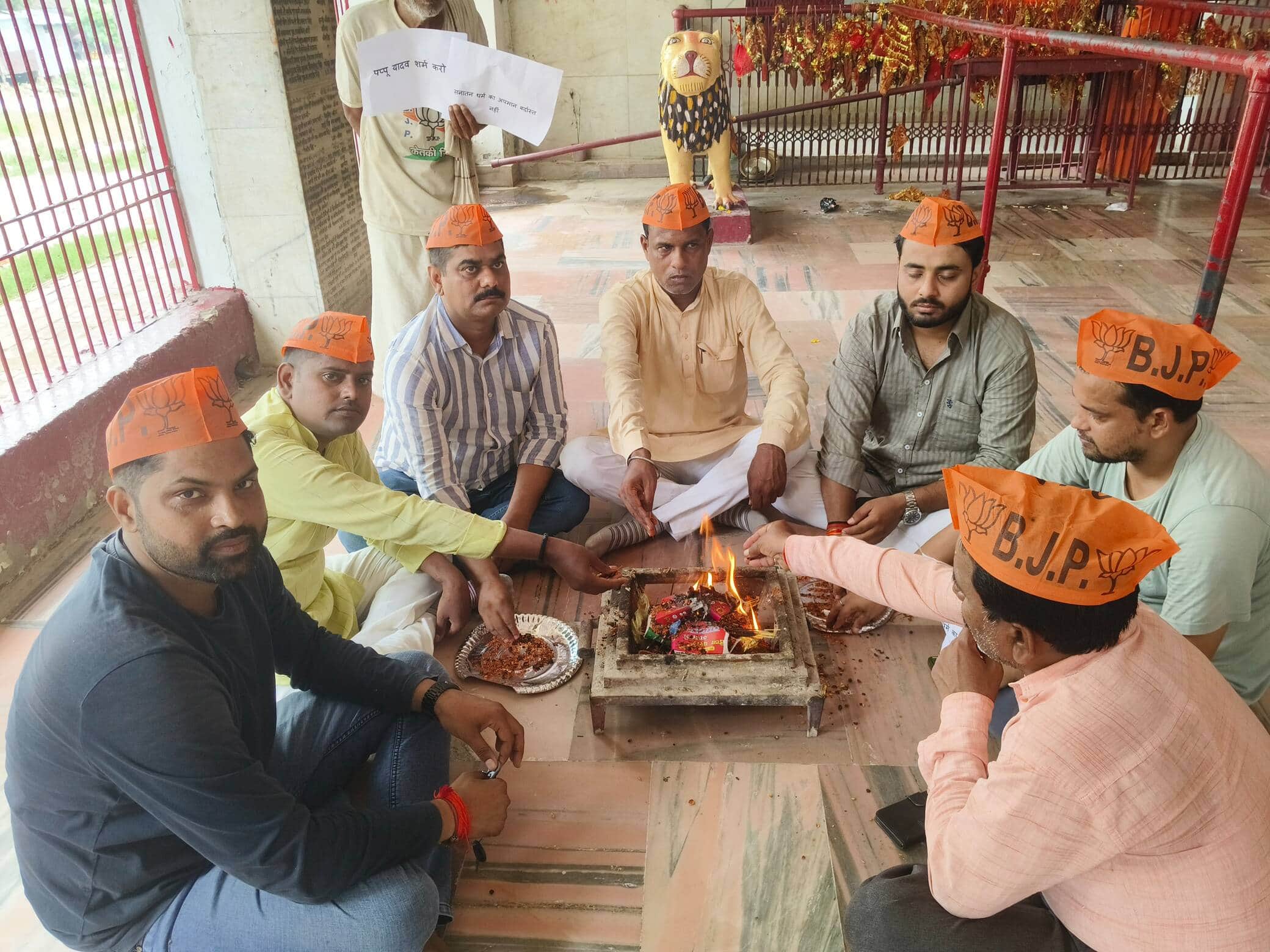 बांसडीह चौराहा स्थित दुर्गा मंदिर पर निर्दलीय सांसद सहित पूरे विपक्ष के लिए शुद्धि बुद्धि हवन क